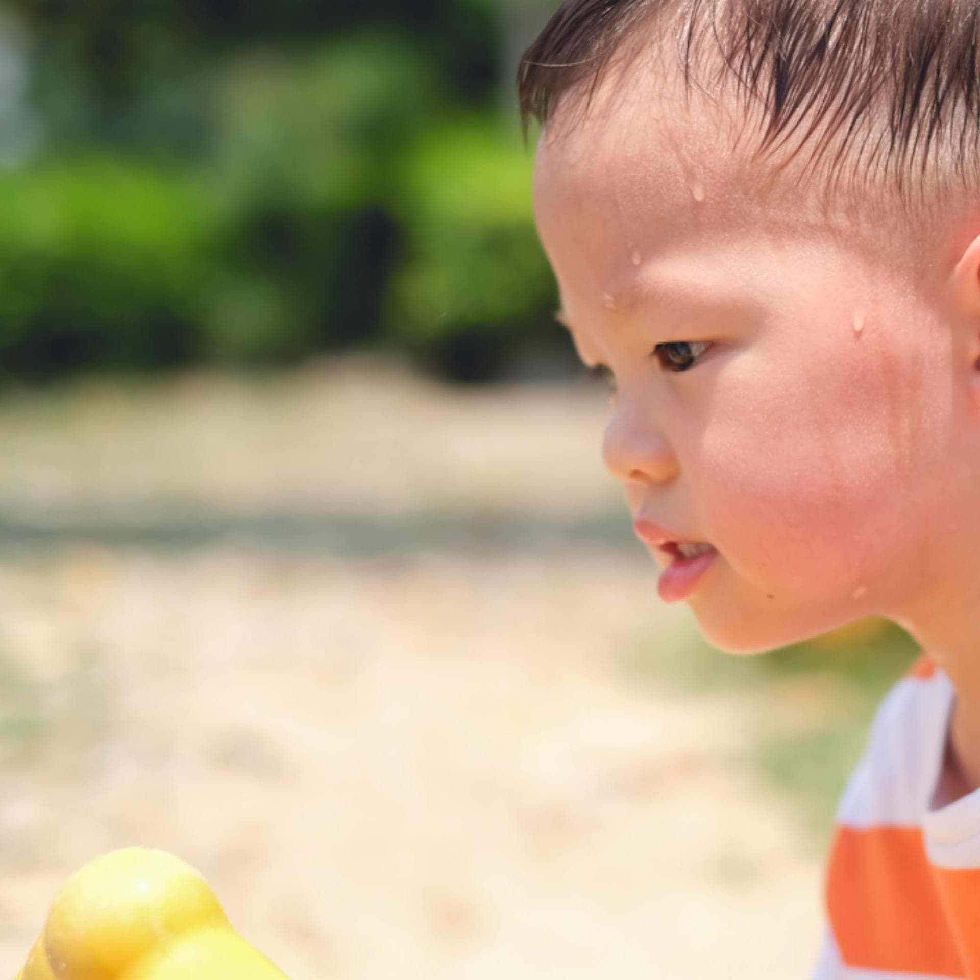 Auf vielen Spielplätzen kommen Kinder schnell ins Schwitzen – aber nicht nur, weil sie sich auspowern.