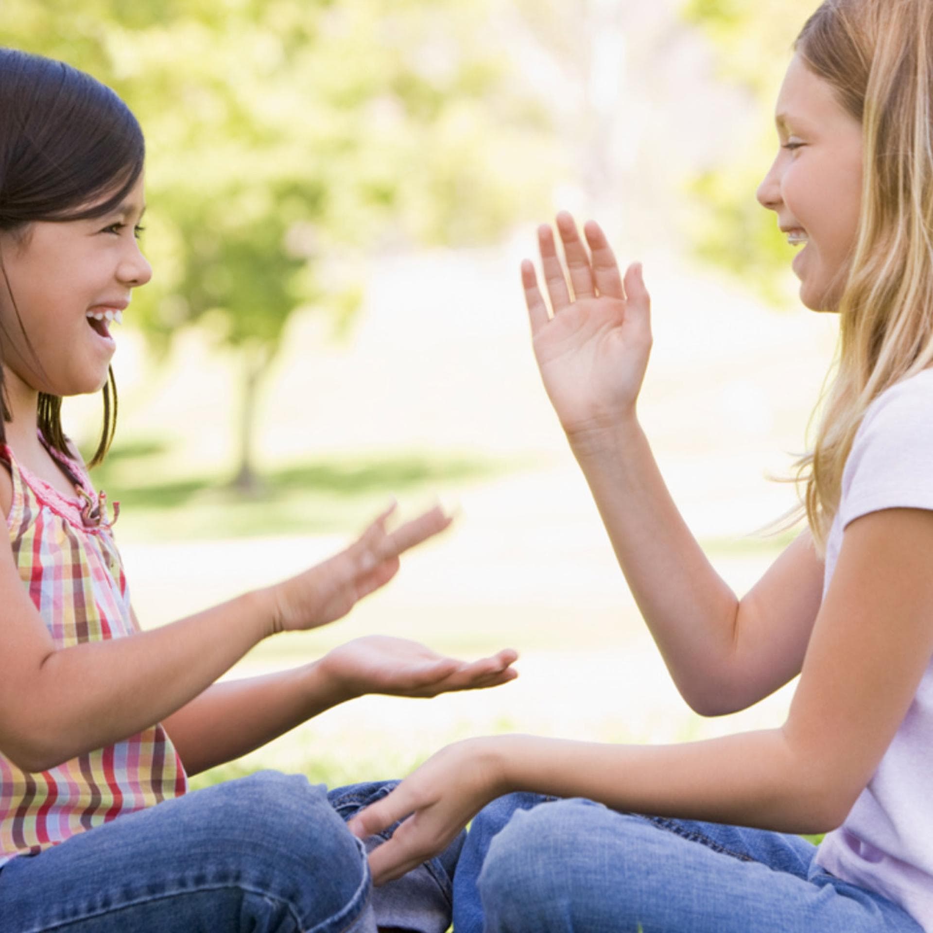 Zwei Mädchen spielen ein Klatschspiel.