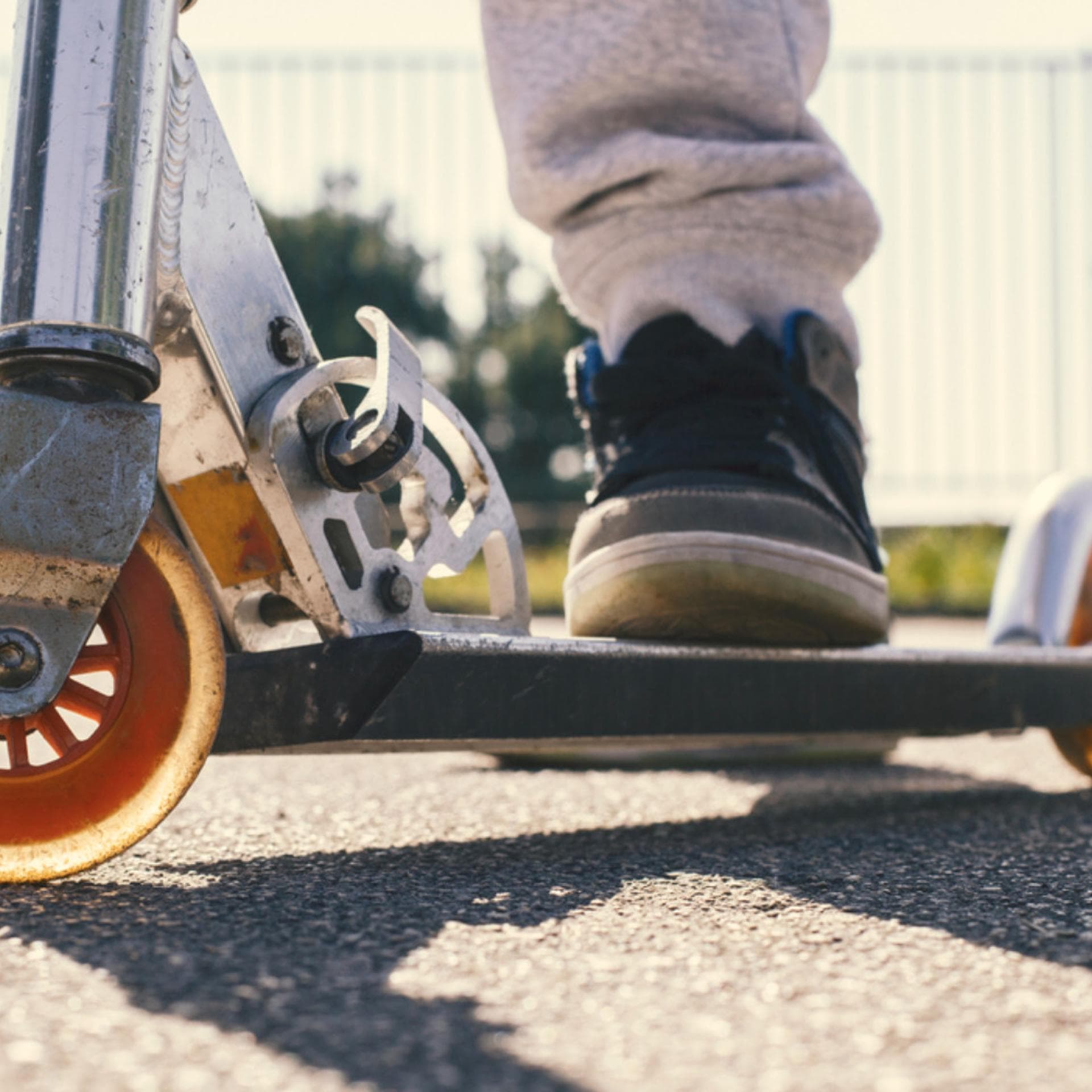 Kinderfuß auf Tretroller