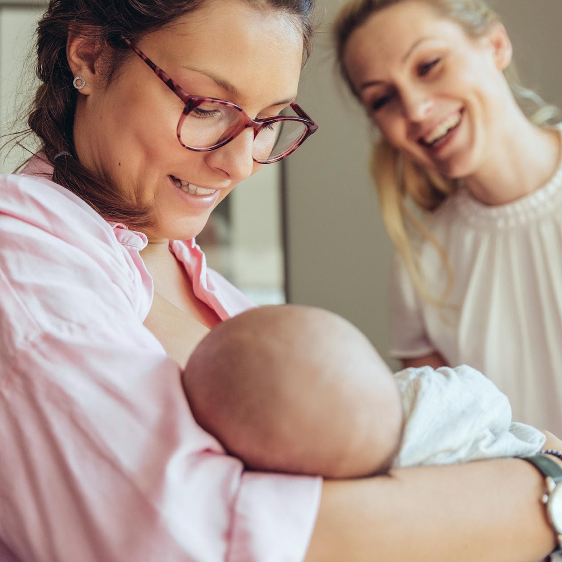 Eine Hebamme beim Wochenbettbesuch