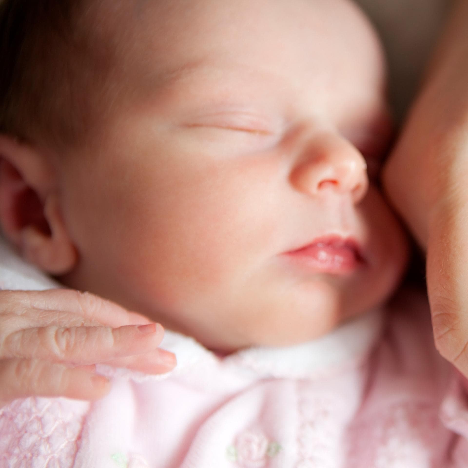 Das Baby ist da! Mit diesen Sprüchen lässt sich die frohe Kunde am einfachsten verbreiten.