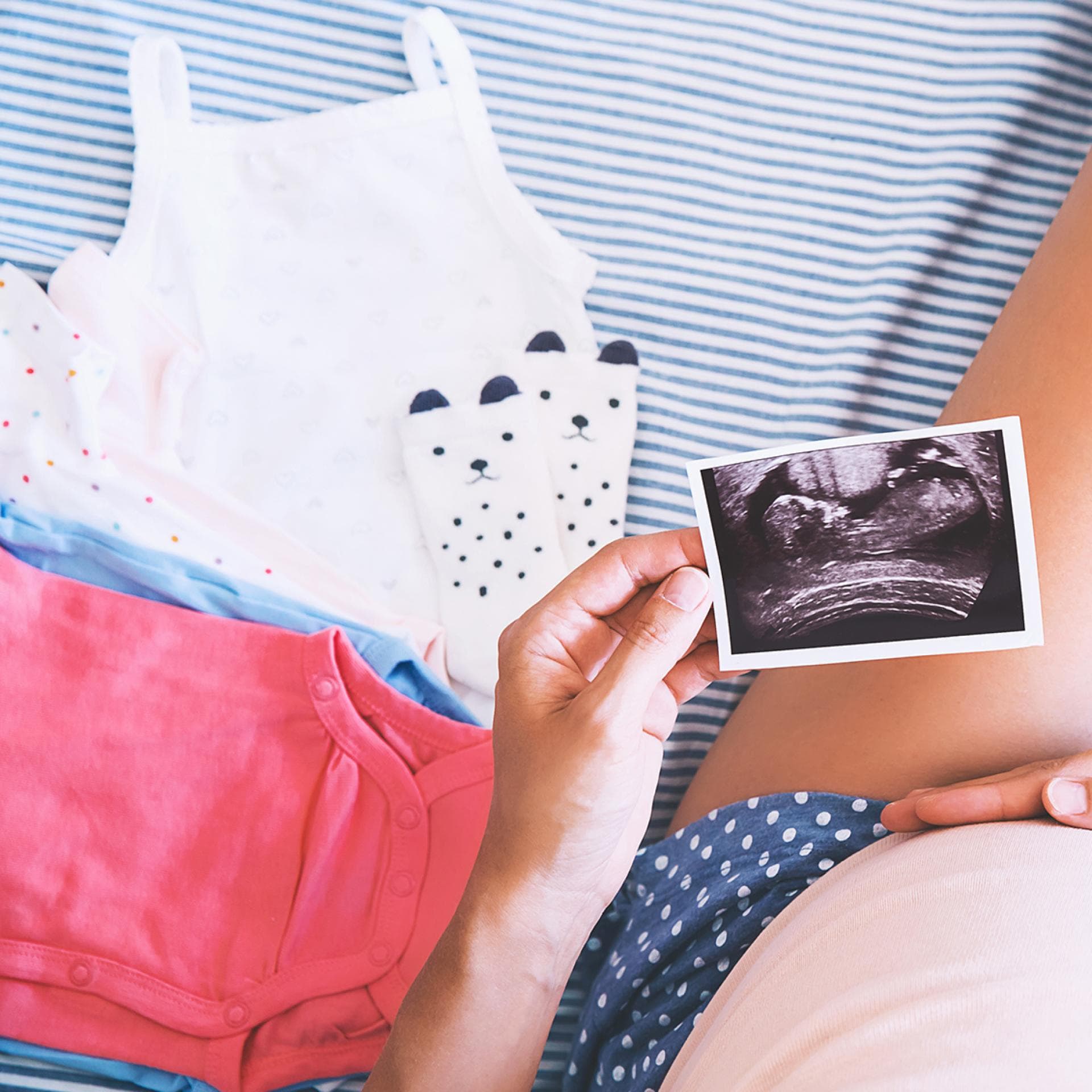 Die ersten Kindsbewegungen sind für schwangere Frauen etwas ganz Besonderes.