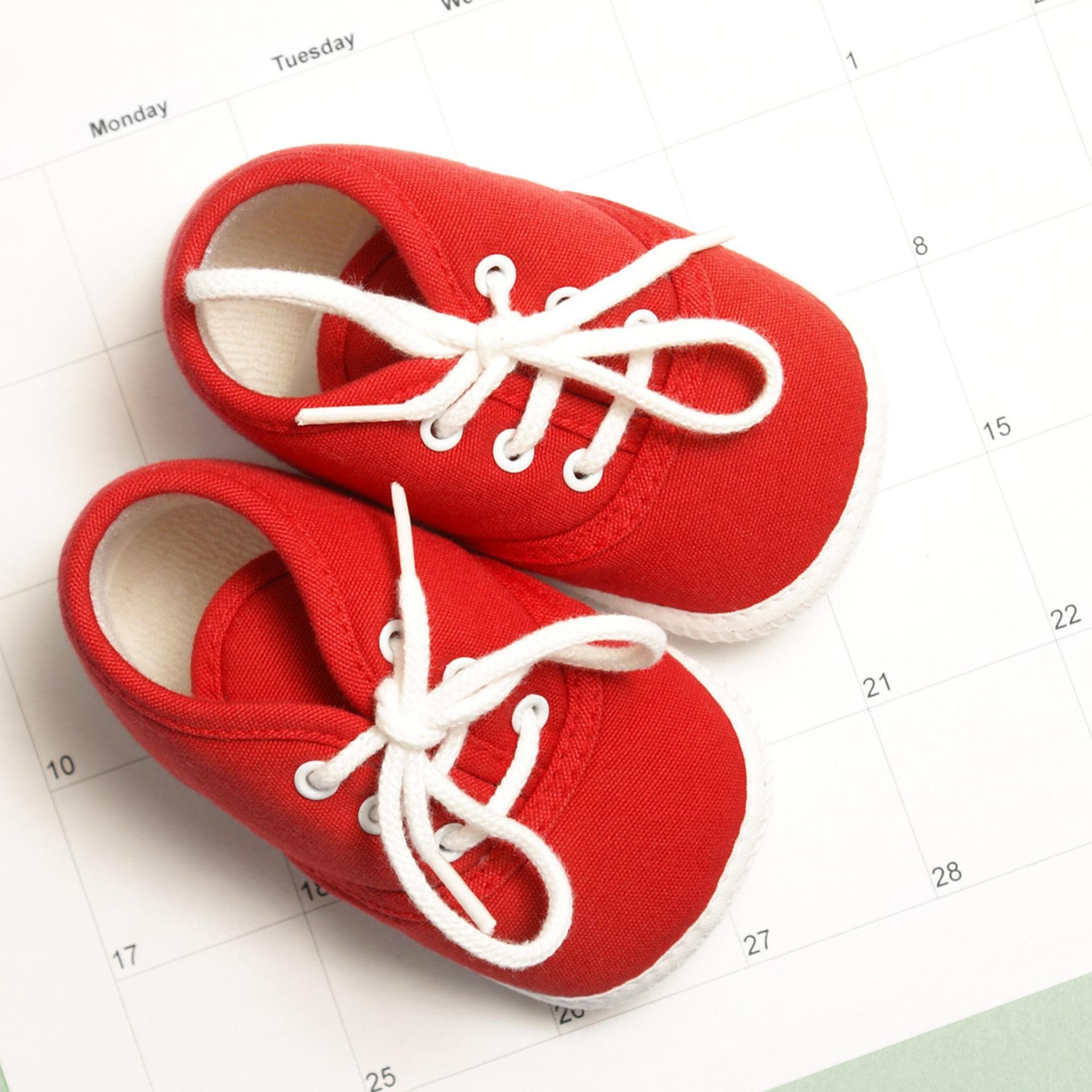 Babyschühchen auf einem Kalender.