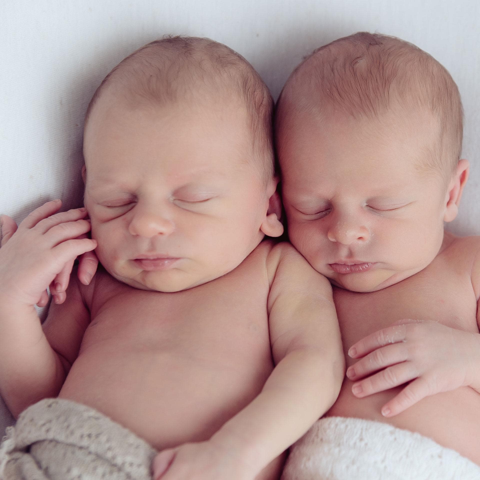 Schneller als die Anästhesisten: Hanno und Klaas kamen, noch bevor die PDA gesetzt werden konnte. Ihr erstes Fotoshooting verschliefen die Zwillingsbrüder allerdings.