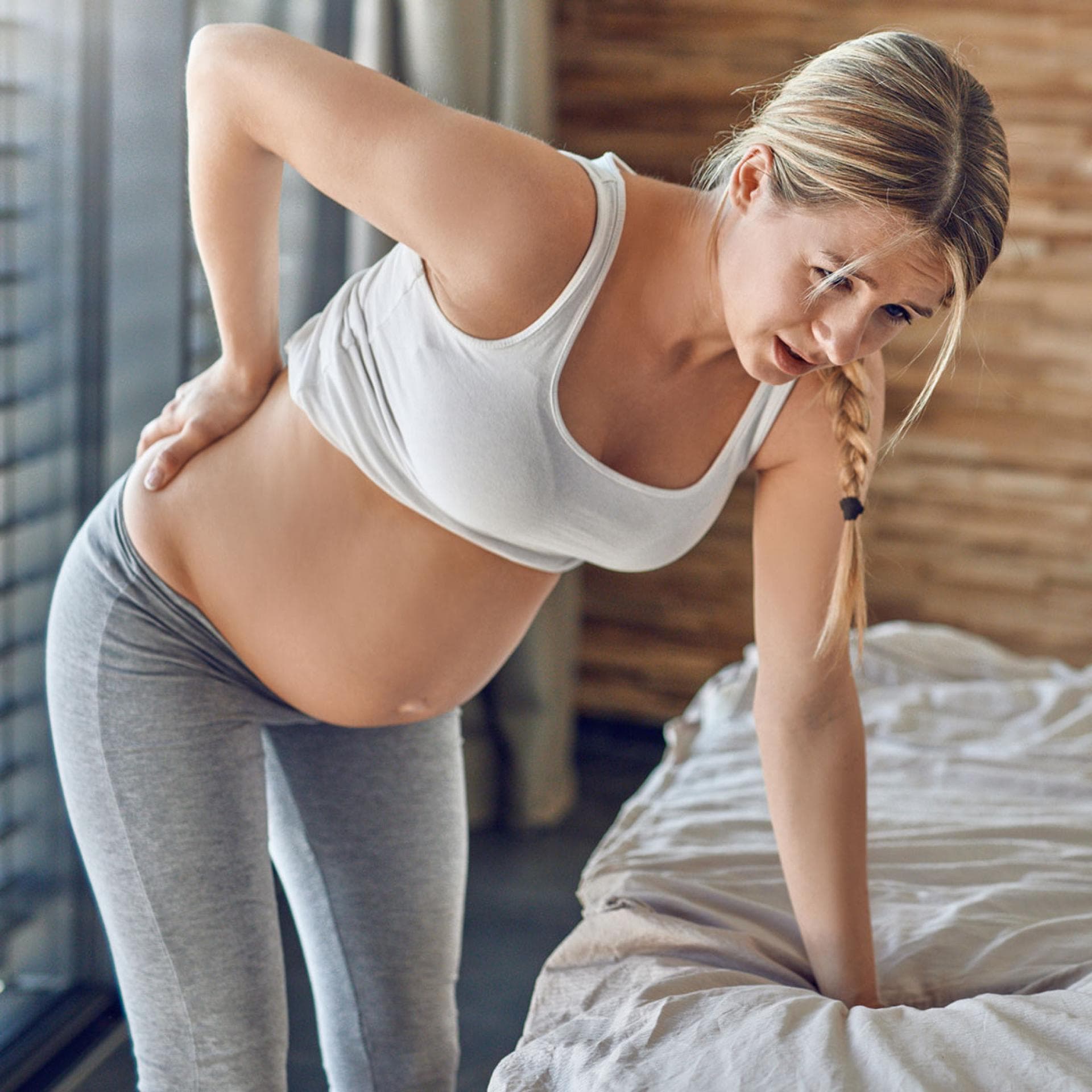 Symphysenschmerzen können unangenehm in andere Körperbereiche strahlen, sind aber meist ungefährlich.