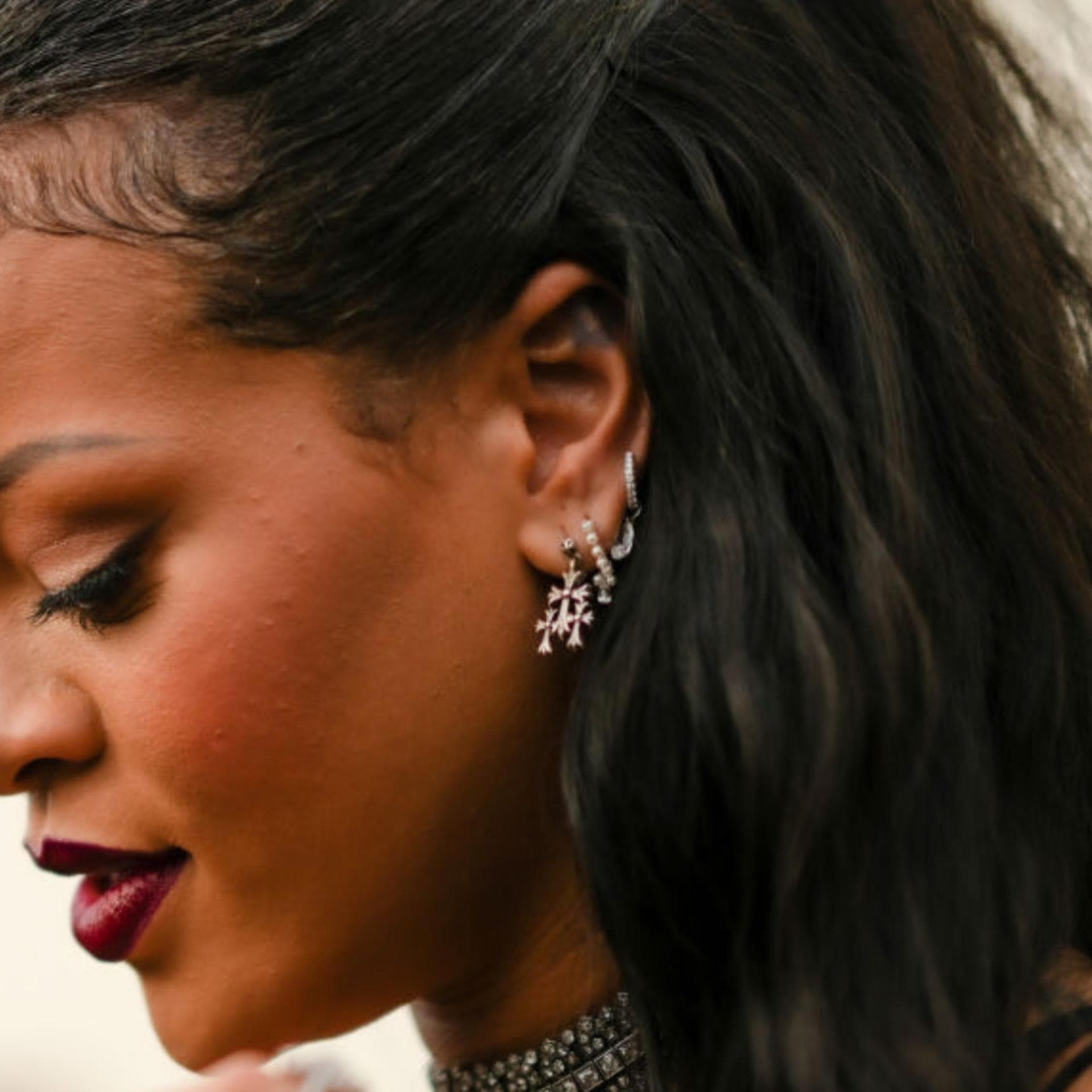 Rihanna mit Babyhaaren an der Stirn.