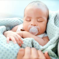 Baby mit Schnuller