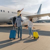 Familie mit schulpflichtigem Kind am Flughafen.