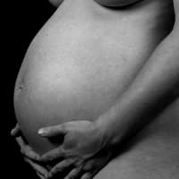 Babybauch in Schwarz-Weiß fotografiert