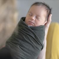 Ein Baby, das gepuckt wurde.