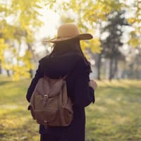 Frau trägt einen Wickelrucksack aus Leder.