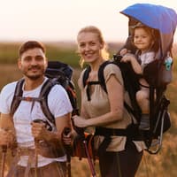 Familie beim Wandern mit der Kraxe