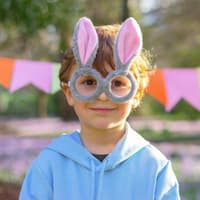 Ein kleiner Junge mit einer Osterhasen-Brille.