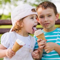 Zwei Kinder essen Eis