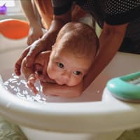 Kleiner Säugling wird gebadet