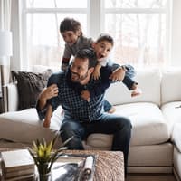 Vater tobt mit zwei Kindern