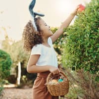 Kind sucht nach Ostereiern – unsere Ostergewinnspiele halten besonders tolle Überraschungen für Kinder und Familien parat.