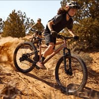 Zwei Jungs auf Mountainbikes