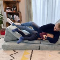 Mutter und Tochter auf dem Spielsofa