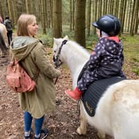 Mutter und Tochter beim Ponyreiten im Bayerischen Wald