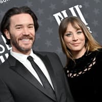 Tom Pelphrey und Kaley Cuoco.
