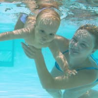Baby beim Tauchen im Babyschwimmkurs