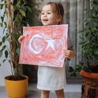 Mädchen mit gemalter türkischer Flagge. 