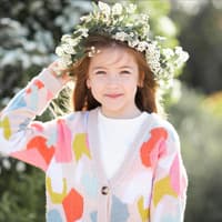 Mädchen mit Blumenkranz