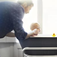 Eine Babywanne mit Gestell ist rückenschonend für Eltern