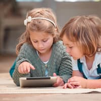Zwei Mädchen lernen mit dem Tablet