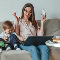 Mama rastet aus, weil ihr kleiner Sohn auf ihrem Laptop herumtippt