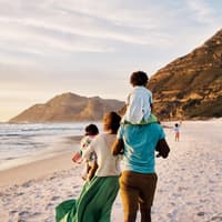 Familie geht an Afrikas Küste spazieren
