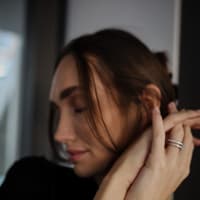 Anna Adamyan zeigt ihre Stern-Tattoos.