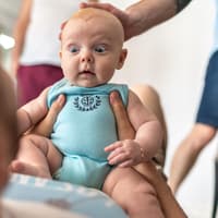 Kleines Baby schaut seinen Papa erschrocken an