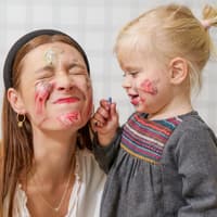 Mama und Tochter spielen mit Gesichtsfarbe.
