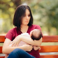 Mutter hält ihr Baby im Arm.