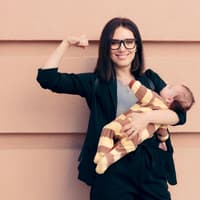 Starke Mutter mit Baby im Arm.