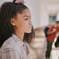 Junges Mädchen wird in der Schule ausgegrenzt