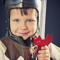 Kleiner Junge ist als Game-of-Thrones-Ritter verkleidet und lacht