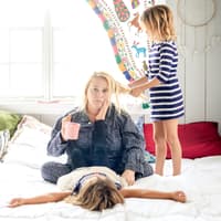 Mutter mit ihren zwei Kindern im Bett