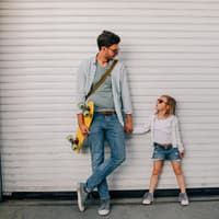 Cooler Papa mit Kind.