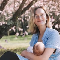 Glückliche Mama stillt ihr Baby