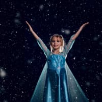 Mädchen als Elsa verkleidet