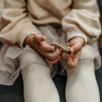 Mädchen hält Haargummis in der Hand