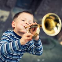 Junge mit Blasinstrument