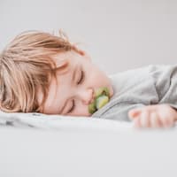 Kleiner Baby-Junge ist endlich mit Einschlafhilfe eingeschlafen