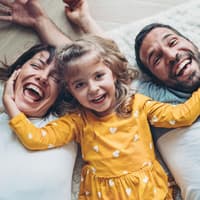 Eltern haben Spaß mit ihrer kleinen Tochter