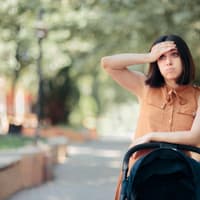 Junge Mutter ist mit Kinderwagen allein unterwegs und muss mal auf die Toilette.