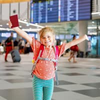 Kleines Mädchen mit Kinderreisepass am Flughafen