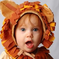 Ein Baby ist als Löwe (Sternzeichen) verkleidet – was ist wohl sein Name? 